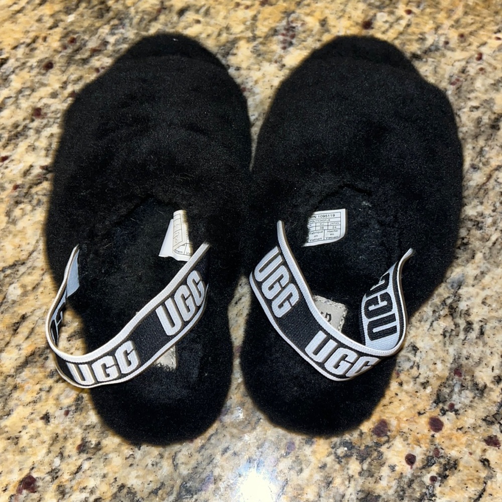 UGG FUZZY SLIPPER BLACK